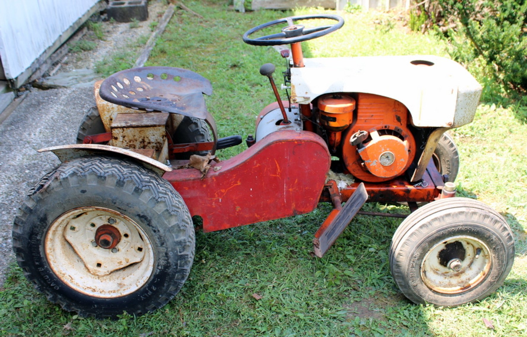 Image for Bob & Linda Crowell Vintage Tractors Online Auction