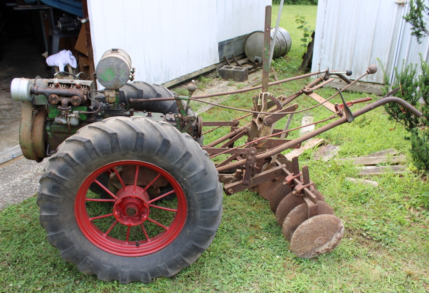 Image for Bob & Linda Crowell Vintage Tractors Online Auction