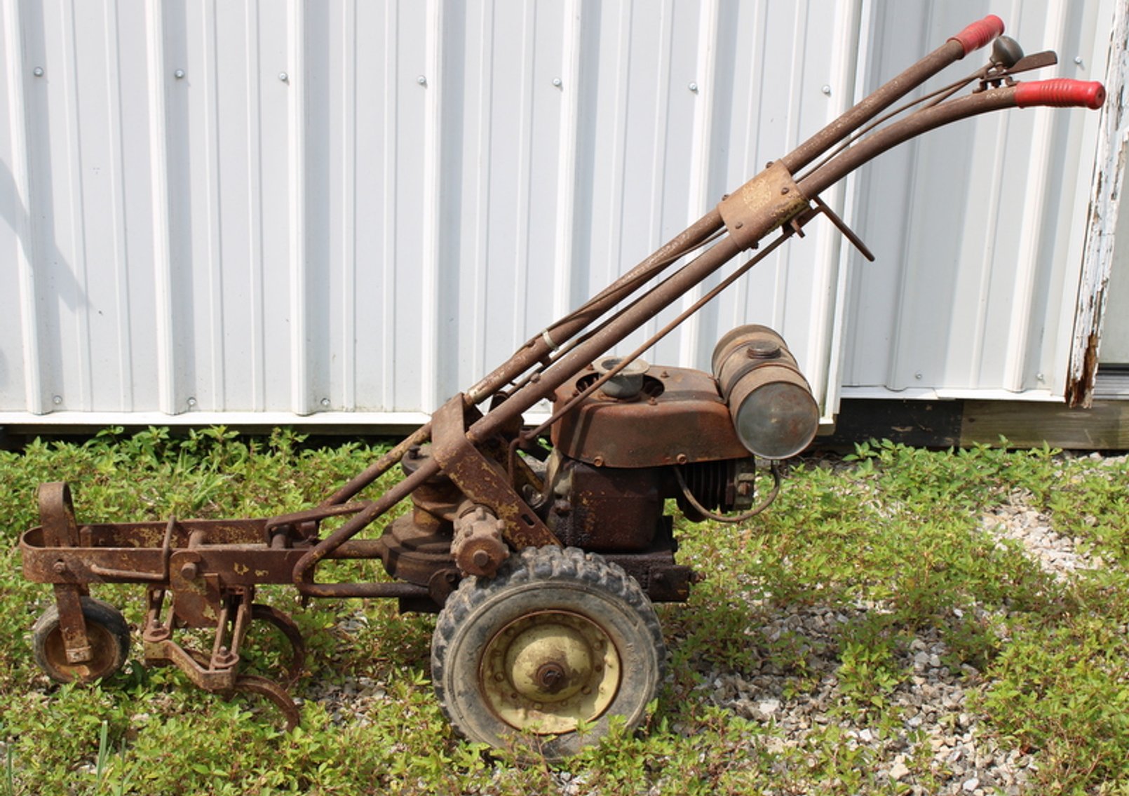 Image for Bob & Linda Crowell Vintage Tractors Online Auction