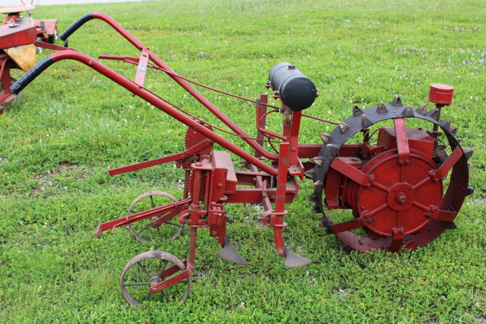 Image for Bob & Linda Crowell Vintage Tractors Online Auction