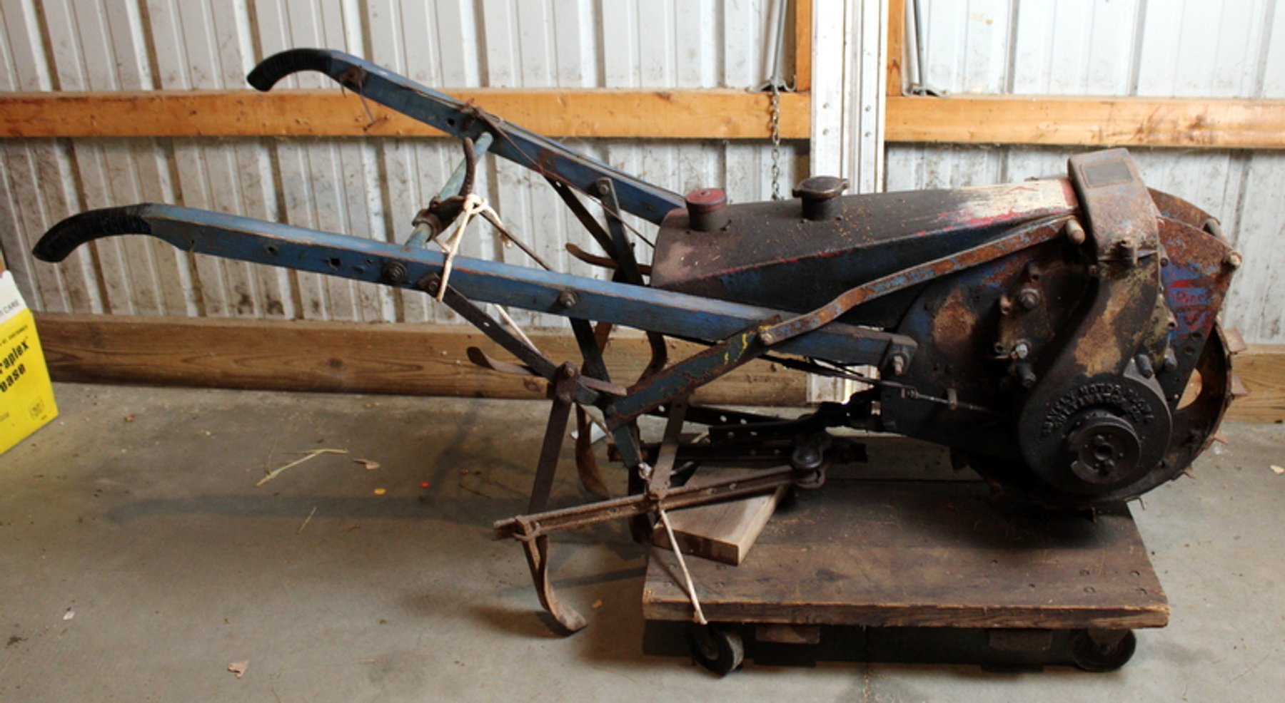 Image for Bob & Linda Crowell Vintage Tractors Online Auction