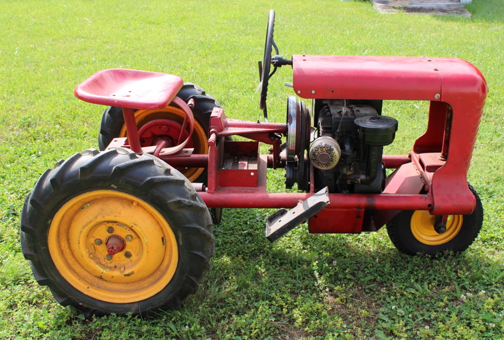 Image for Bob & Linda Crowell Vintage Tractors Online Auction
