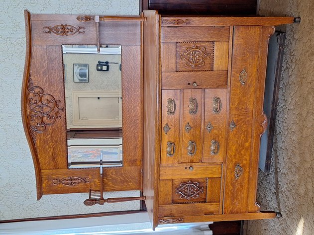 Flo Harcourt Household Online Auction