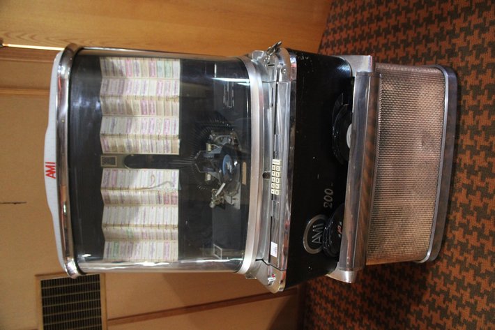 Image for Retro Revival: Vintage Decor & Collectibles Auction