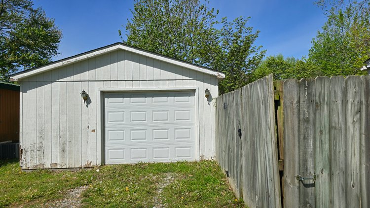 Image for ONLINE ONLY AUCTION: Charming Fixer-Upper with Endless Potential in Sesser!