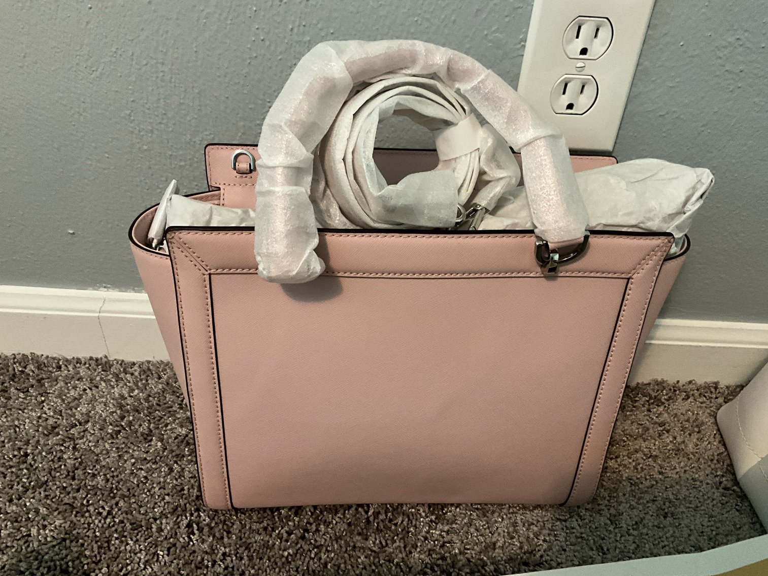 Image for (Toledo OH) Jewelry, Purses, Household Furnishings, Tools (Chapel Dr.)