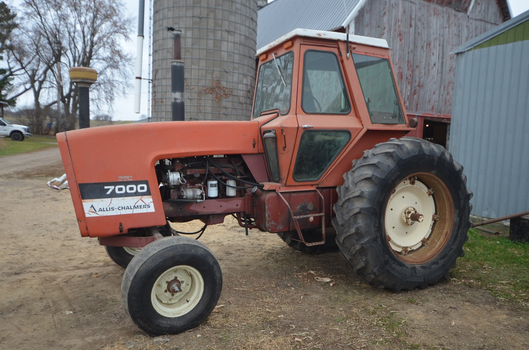 Image for ALLIS CHALMERS 7000, WHEAT STRAW BALES, STANCHION DIVIDERS, SKIDSTEER ATTACHMENTS