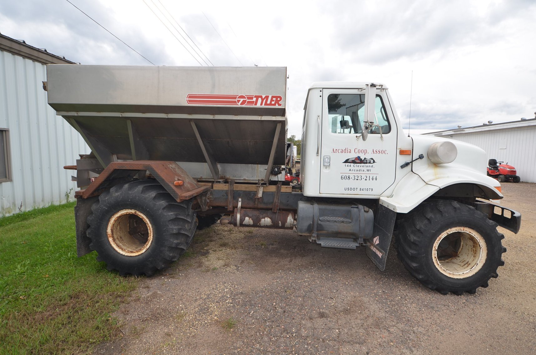 Image for FERTILIZER TRUCK, TRACTORS, MOWERS, TRAILER, TOOLS AND COLLECTIBLES - Mondovi, WI