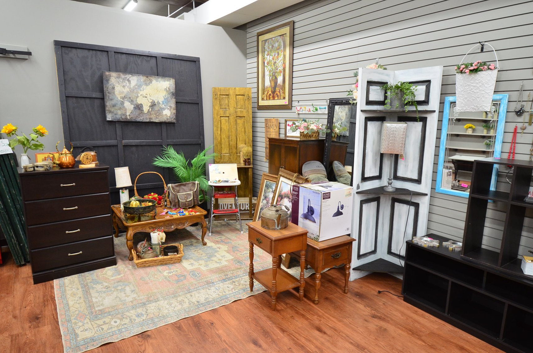 Image for GOING OUT OF BUSINESS SALE: FURNITURE, WALL & HOME DECOR AND OTHER INVENTORY - Menomonie, WI