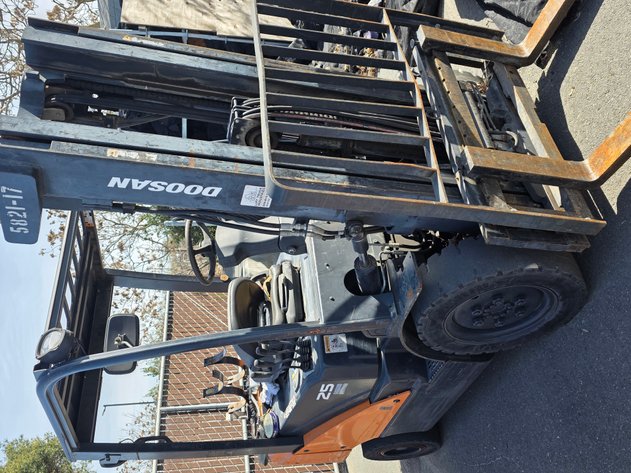 Image for Oakland CA: Scaffolding Equipment, DOOSAN 25 Forklift, Storage Building & Shipping Container