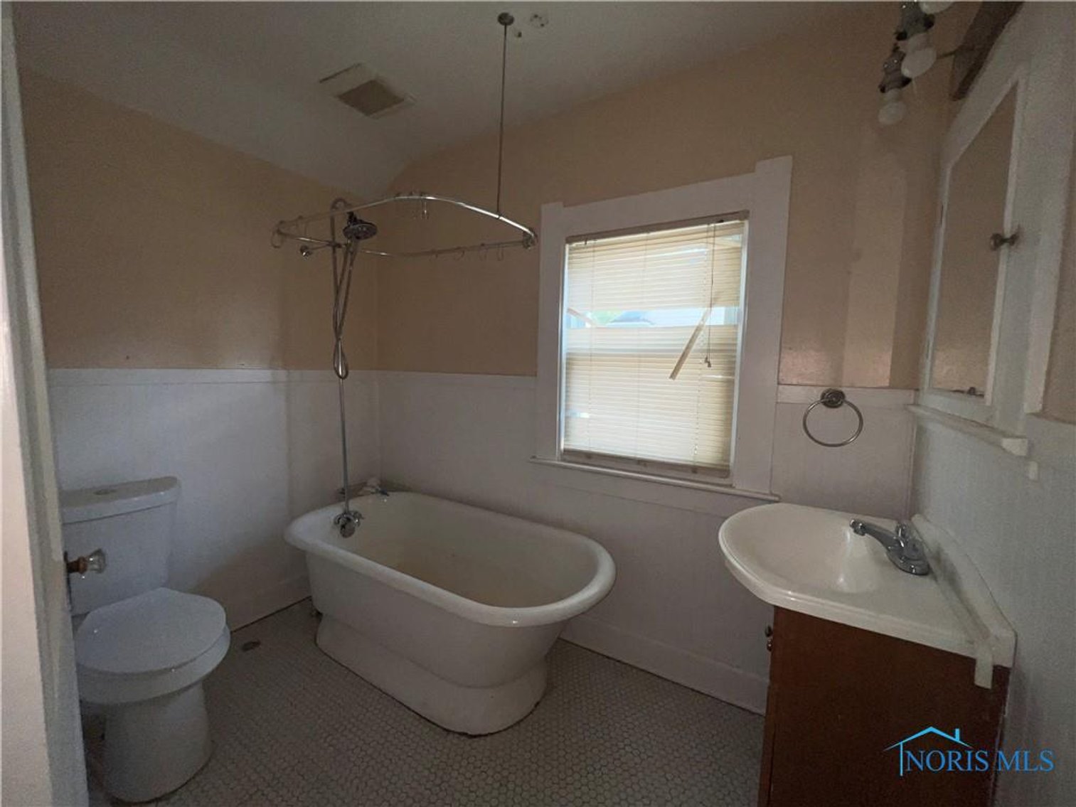 Image for MINIMUM BID AUCTION $70,000! 4548 Commonwealth Ave