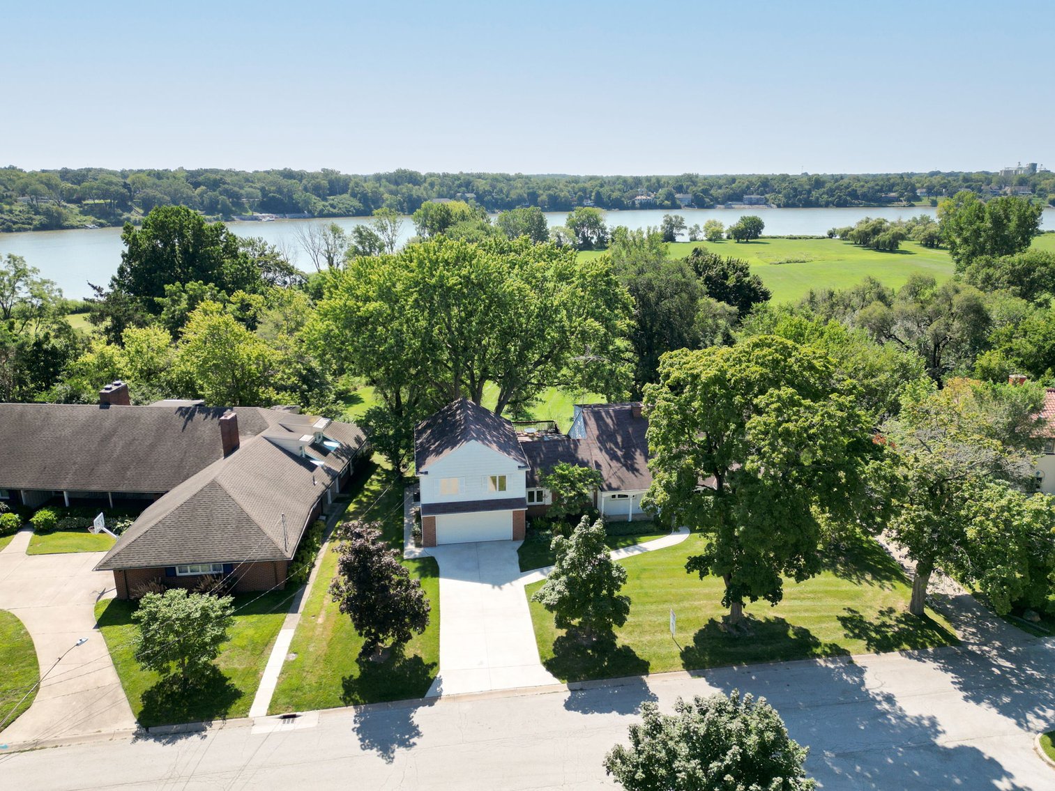 Image for MINIMUM BID AUCTION $499,000! 616 Manitou Dr