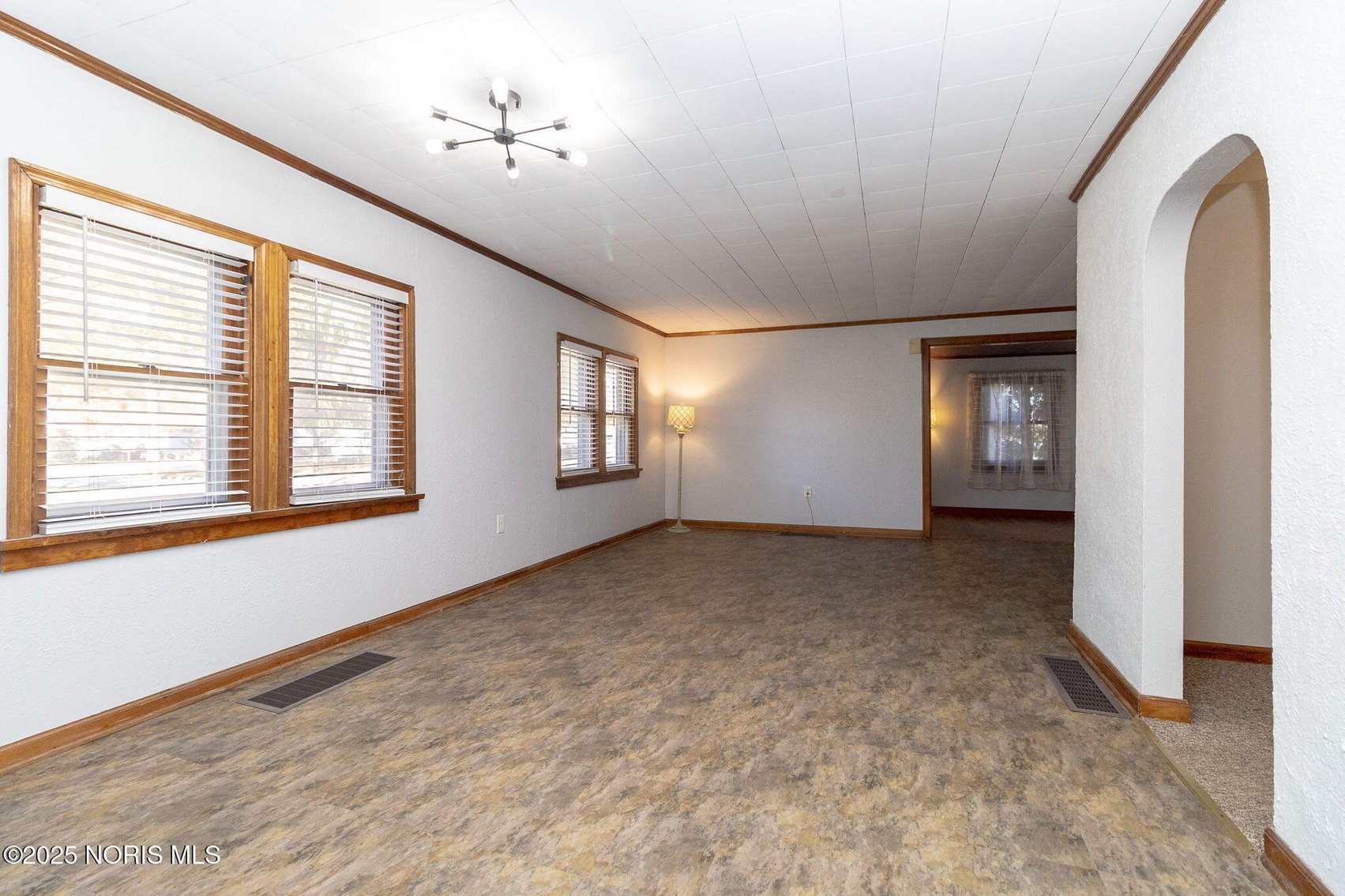 Image for MINIMUM BID AUCTION $139,000! 402 East Indiana