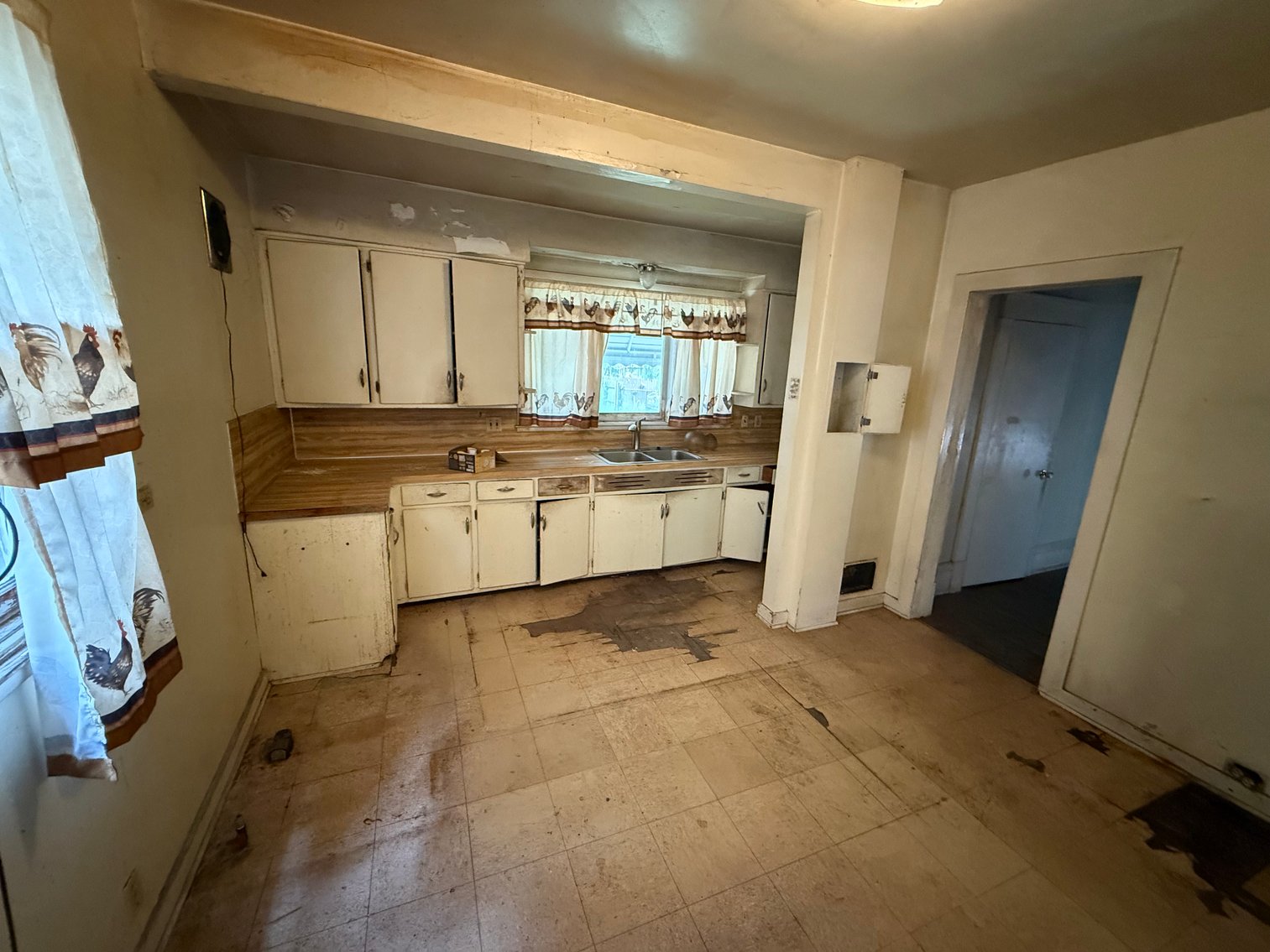 Image for MINIMUM BID AUCTION $50,000! 2369 Lawrence Ave