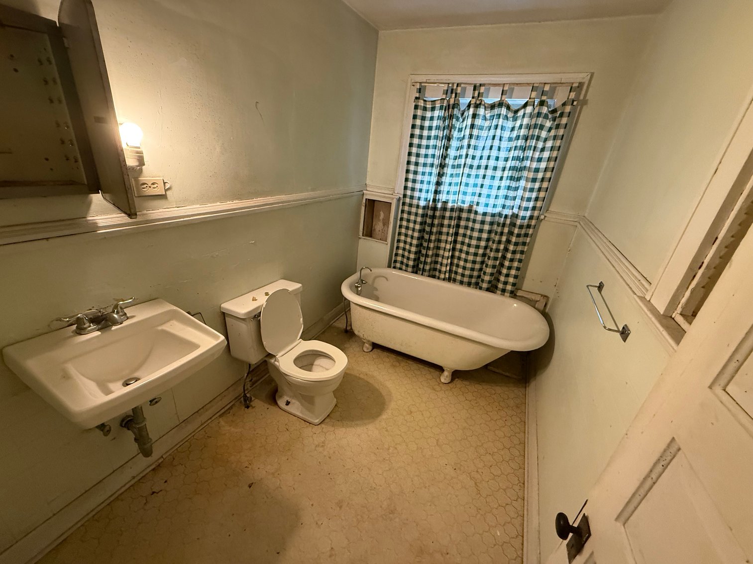 Image for MINIMUM BID AUCTION $50,000! 2369 Lawrence Ave