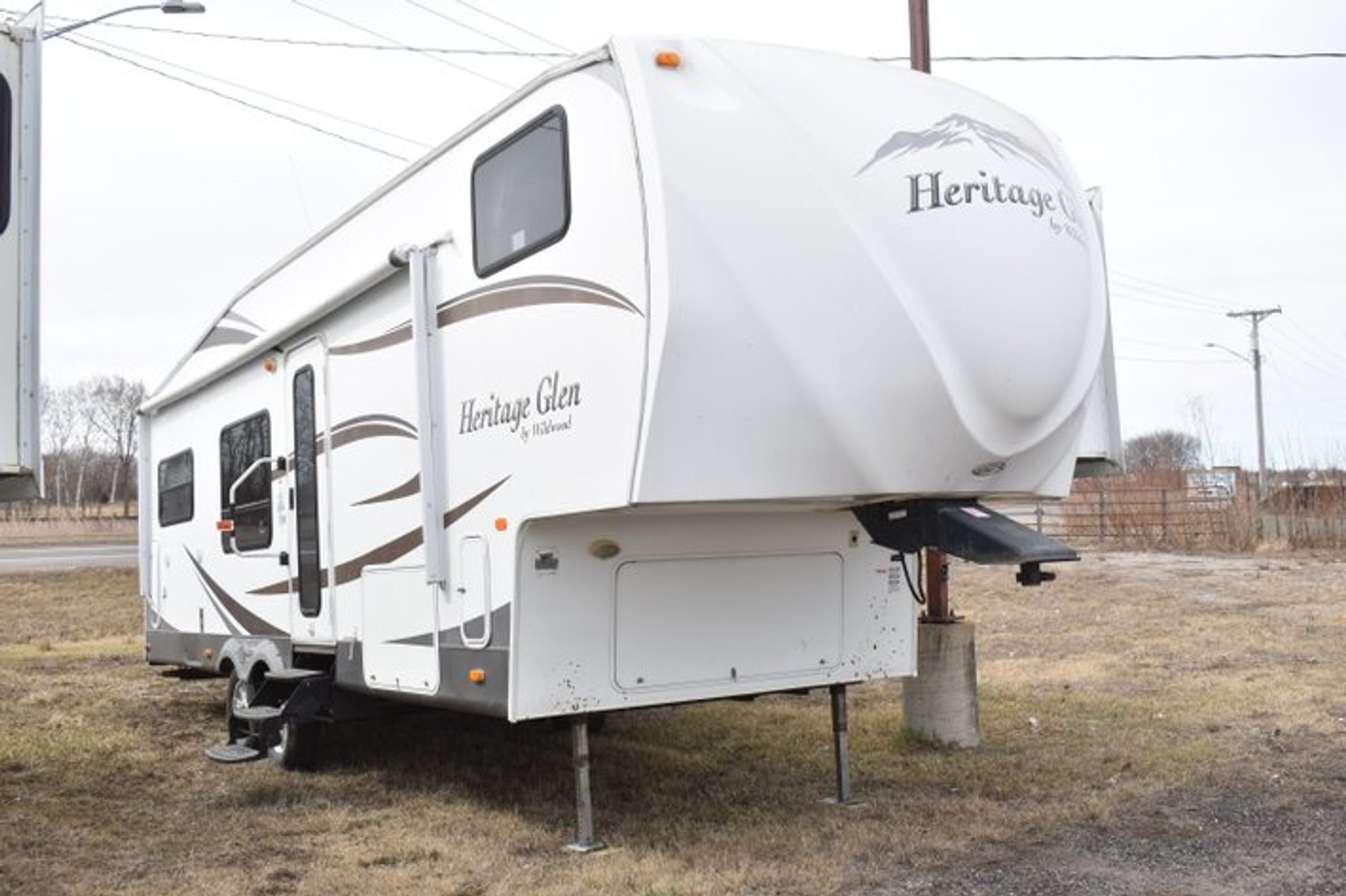 10 Campers: (5) 5th Wheels and (5) Travel Trailers (117613)