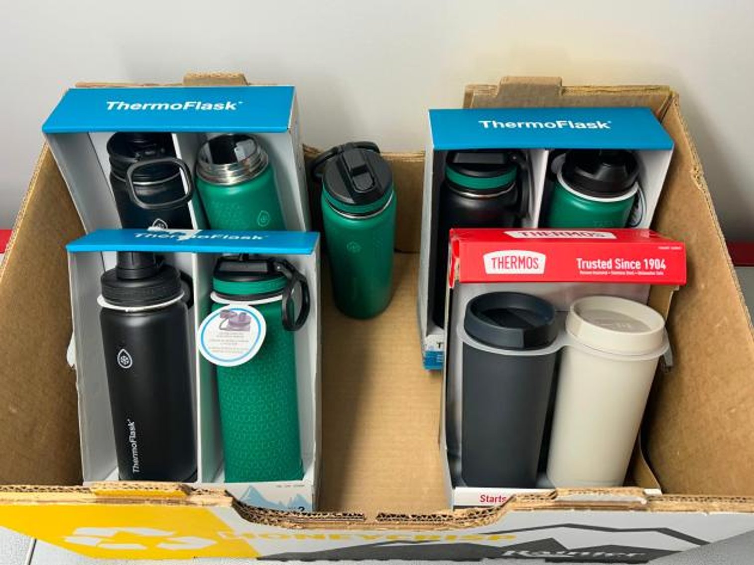 West Fargo Store Returns - 2005 Kenworth T300 - Outdoor Power Equipment