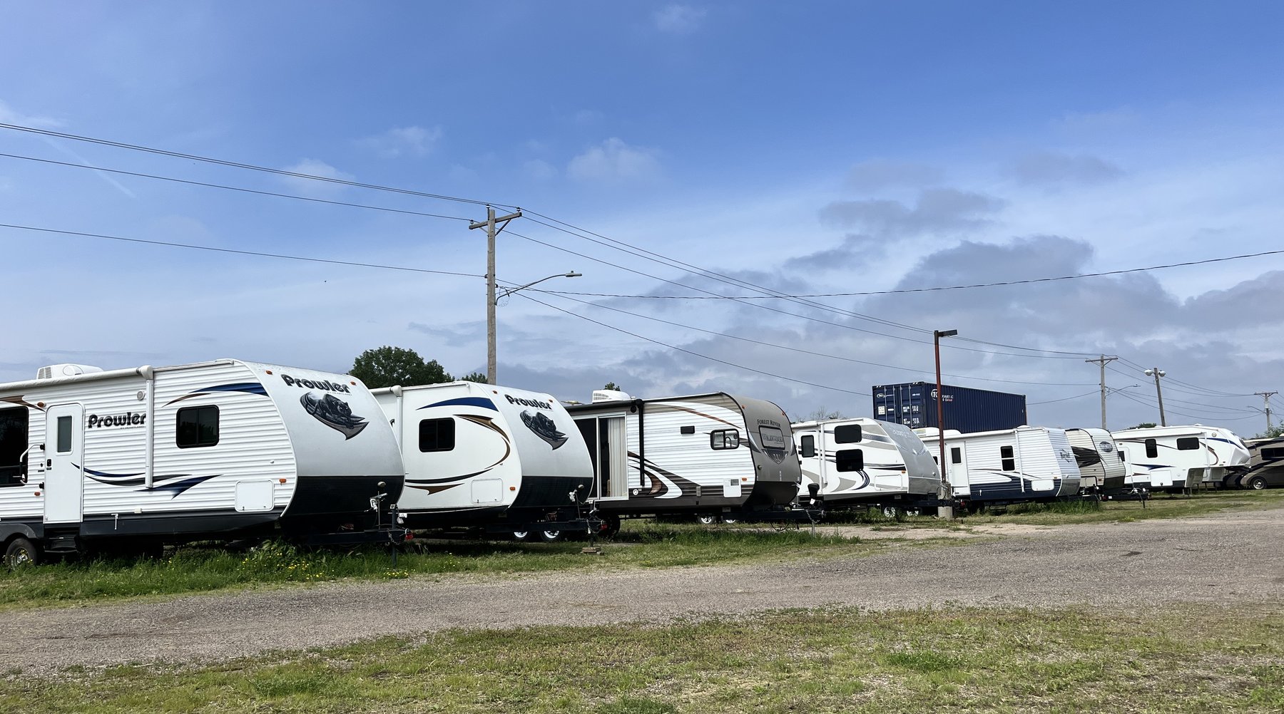 (16) Campers: Motorhome, Park Model, Travel Trailers & 5th Wheels (142607)