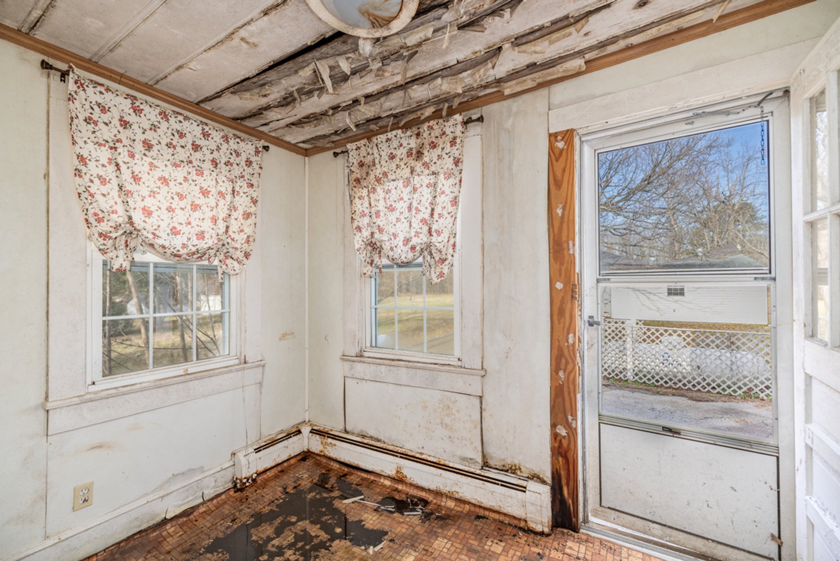 Image for 2 BR/2 BA Home w/Walk-Out Basement & 2 Bay Shop/Garage in Downtown Victoria, VA--SELLING to the HIGHEST BIDDER via ONLINE ONLY BIDDING!!