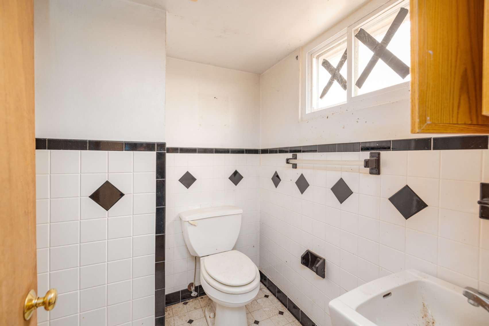 Image for 2 BR/2 BA Home w/Walk-Out Basement & 2 Bay Shop/Garage in Downtown Victoria, VA--SELLING to the HIGHEST BIDDER via ONLINE ONLY BIDDING!!