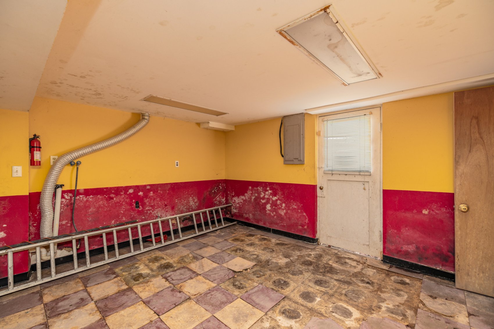 Image for 2 BR/2 BA Home w/Walk-Out Basement & 2 Bay Shop/Garage in Downtown Victoria, VA--SELLING to the HIGHEST BIDDER via ONLINE ONLY BIDDING!!