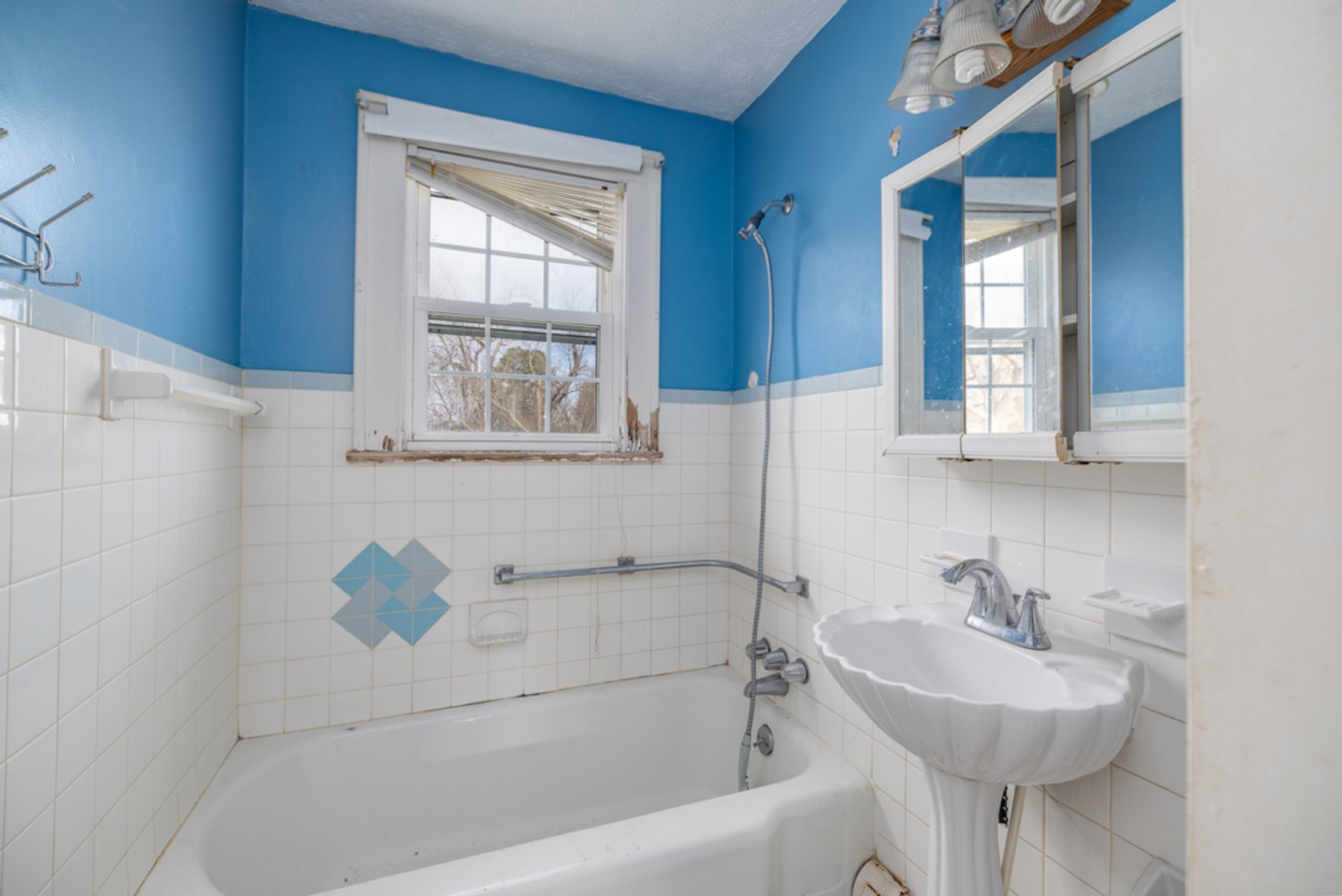 Image for 2 BR/2 BA Home w/Walk-Out Basement & 2 Bay Shop/Garage in Downtown Victoria, VA--SELLING to the HIGHEST BIDDER via ONLINE ONLY BIDDING!!