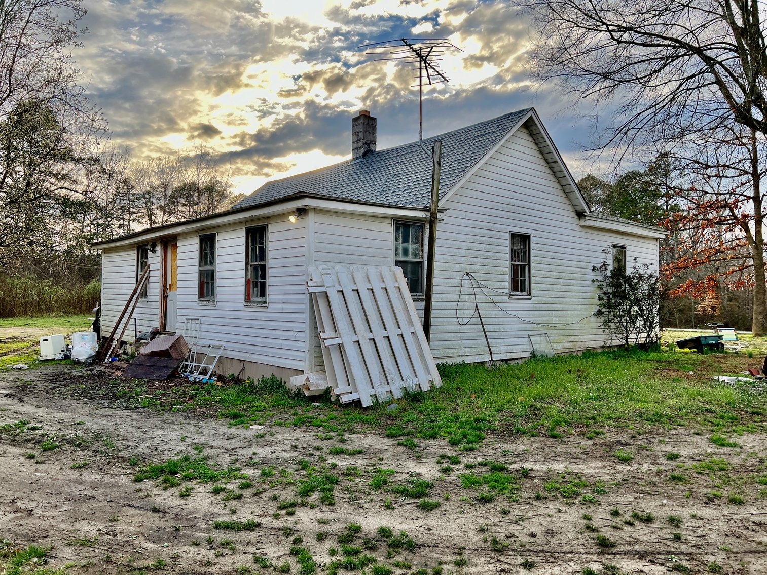 Image for 2 BR/1 BA Fixer Upper on 2.9 +/- Acres in Louisa County, VA--SELLING to the HIGHEST BIDDER via ONLNE ONLY BIDDING!!