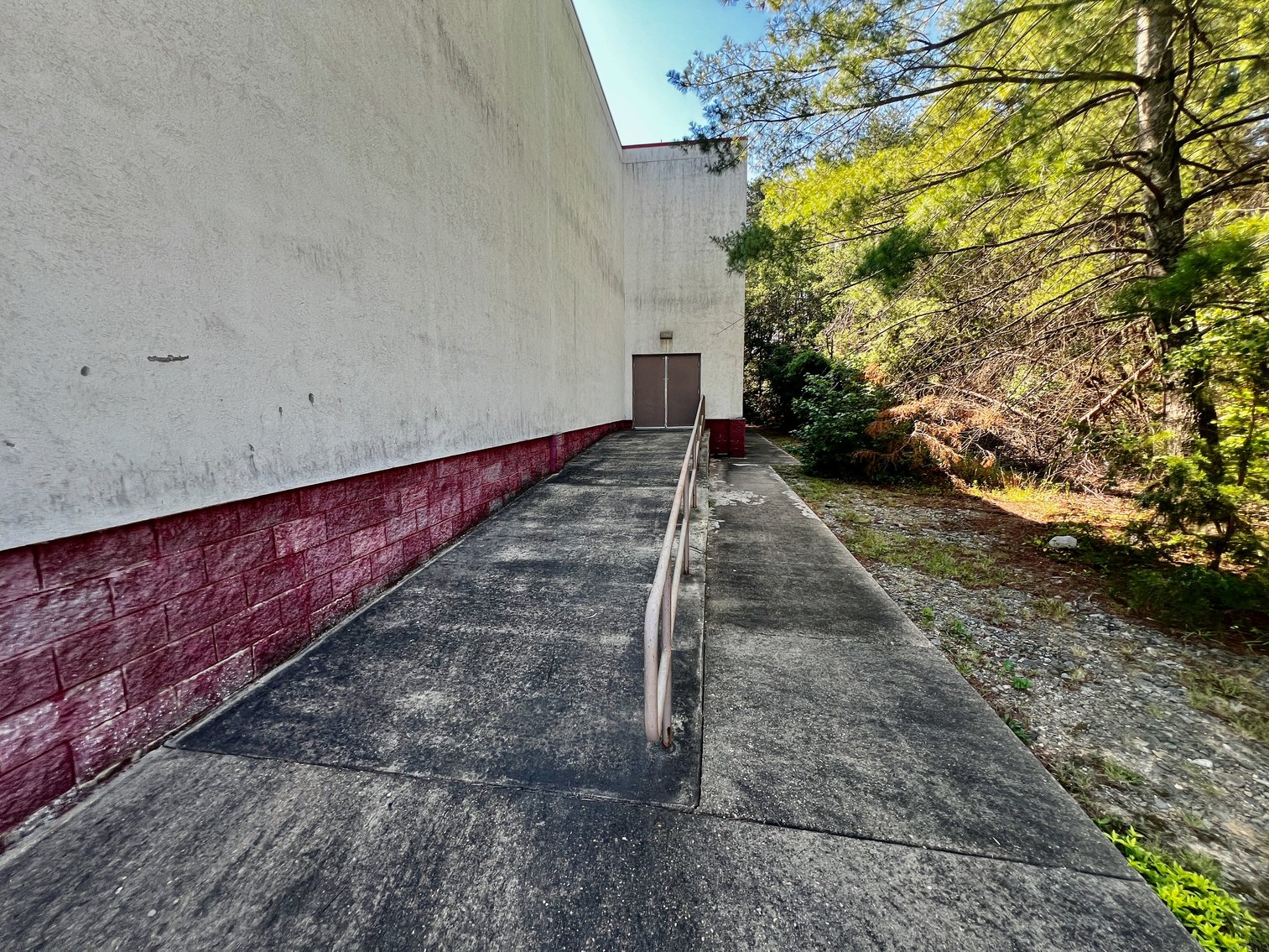 Image for COMMERCIAL REAL ESTATE:  7.5 +/- Acres w/28,000 +/- sf. Building, 224 Parking Spaces & 900' +/- of I-95 Frontage in Fredericksburg, VA!!  ONLINE ONLY BIDDING!!