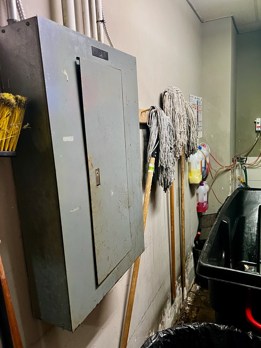 Image for COMMERCIAL REAL ESTATE:  7.5 +/- Acres w/28,000 +/- sf. Building, 224 Parking Spaces & 900' +/- of I-95 Frontage in Fredericksburg, VA!!  ONLINE ONLY BIDDING!!