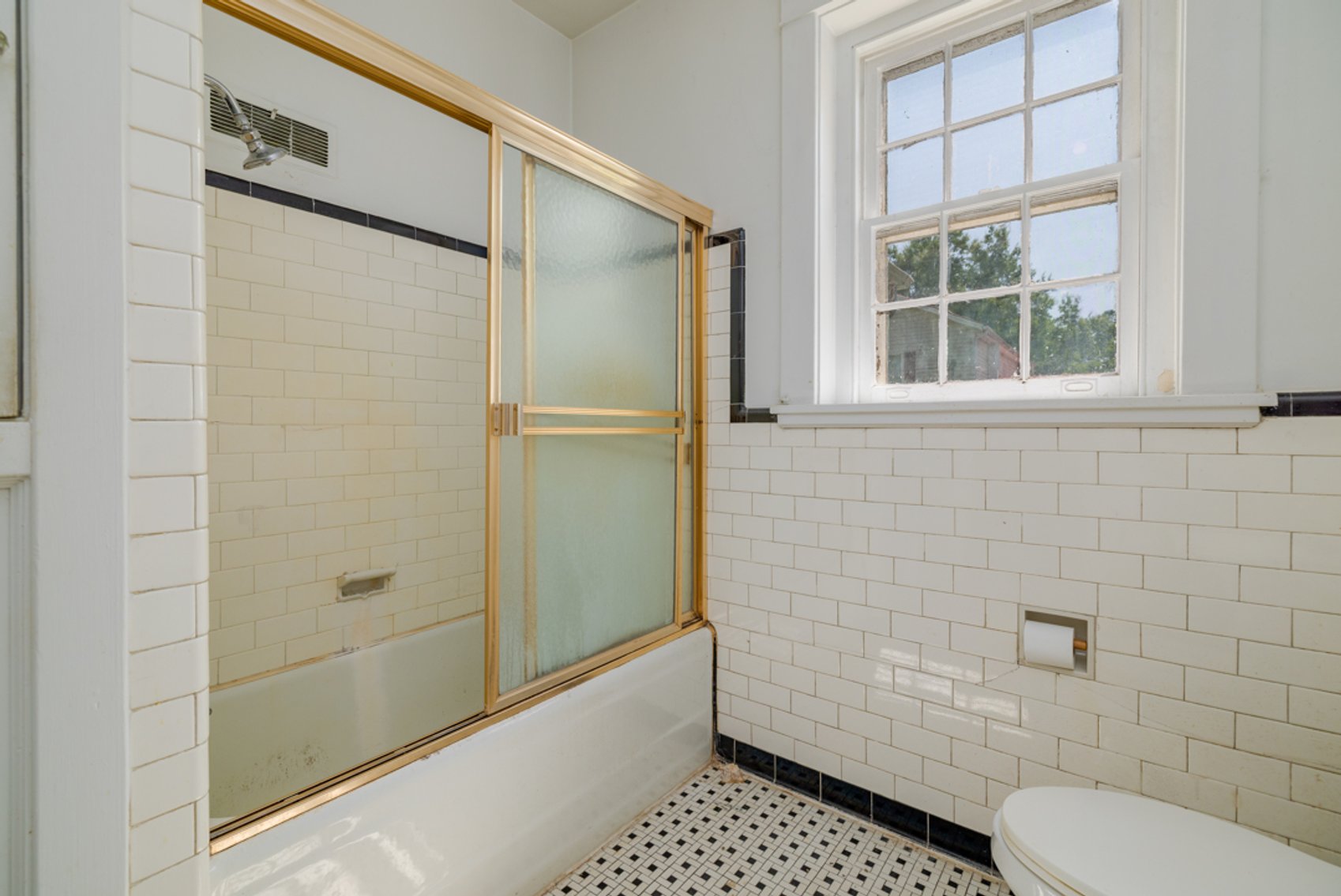 Image for Stately 6 BR/2 BA Solid Brick Home w/Large 4 Bay Garage on 1.69 +/- Acres in Mecklenburg County, VA--SELLING to the HIGHEST BIDDER via ONLINE ONLY BIDDING!!