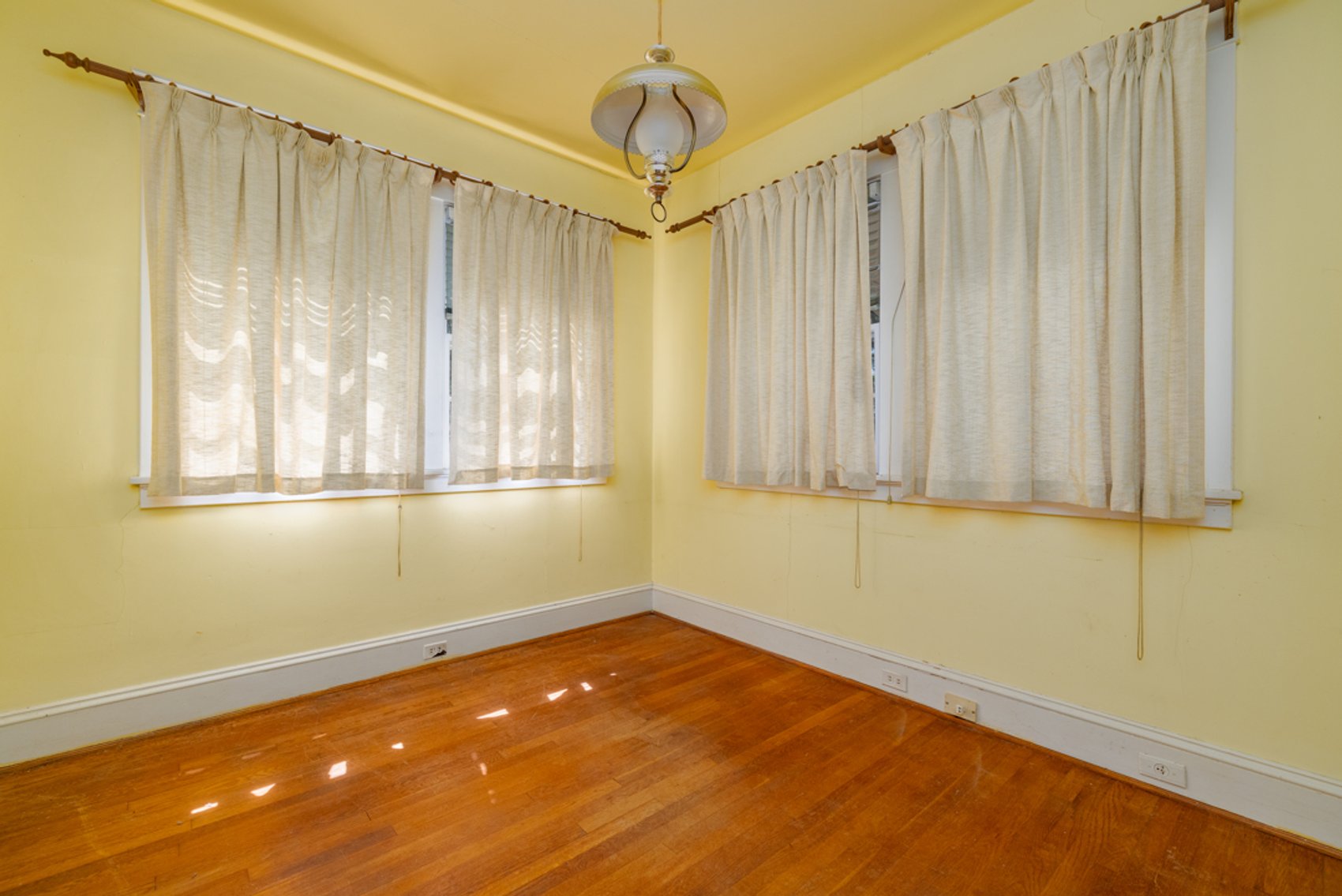 Image for Stately 6 BR/2 BA Solid Brick Home w/Large 4 Bay Garage on 1.69 +/- Acres in Mecklenburg County, VA--SELLING to the HIGHEST BIDDER via ONLINE ONLY BIDDING!!