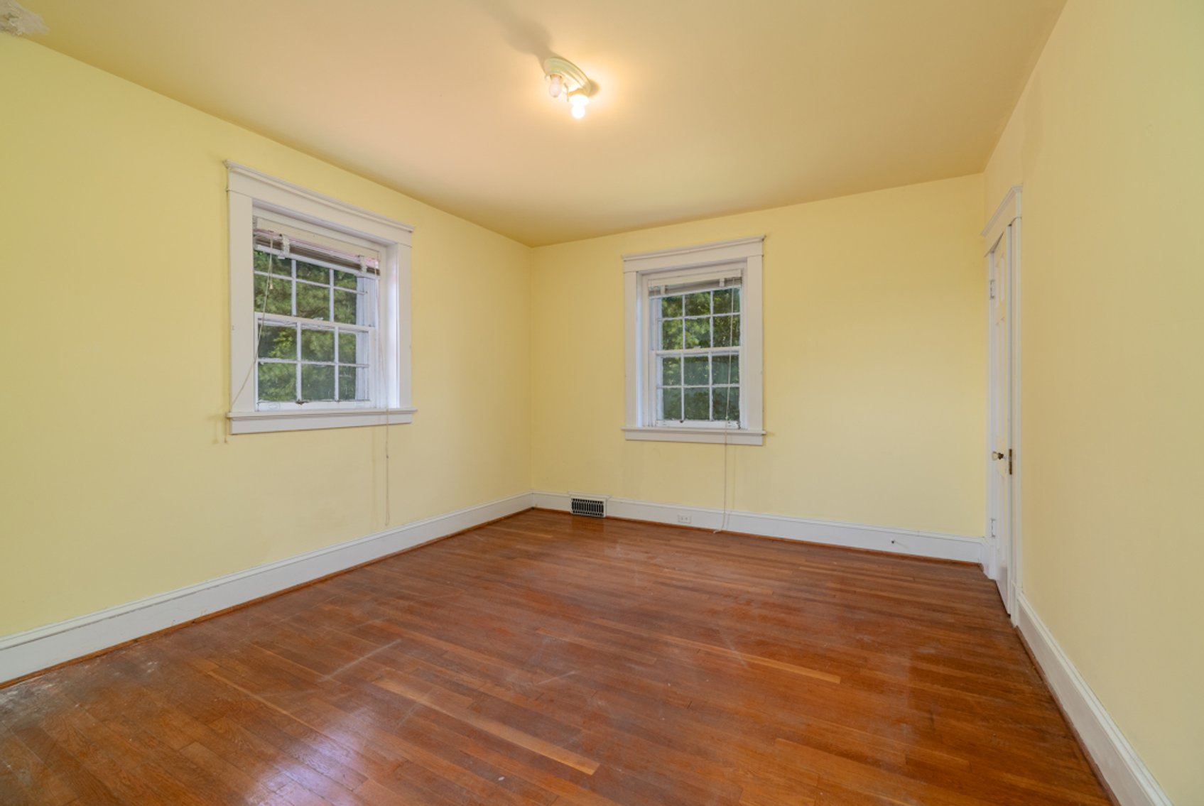 Image for Stately 6 BR/2 BA Solid Brick Home w/Large 4 Bay Garage on 1.69 +/- Acres in Mecklenburg County, VA--SELLING to the HIGHEST BIDDER via ONLINE ONLY BIDDING!!