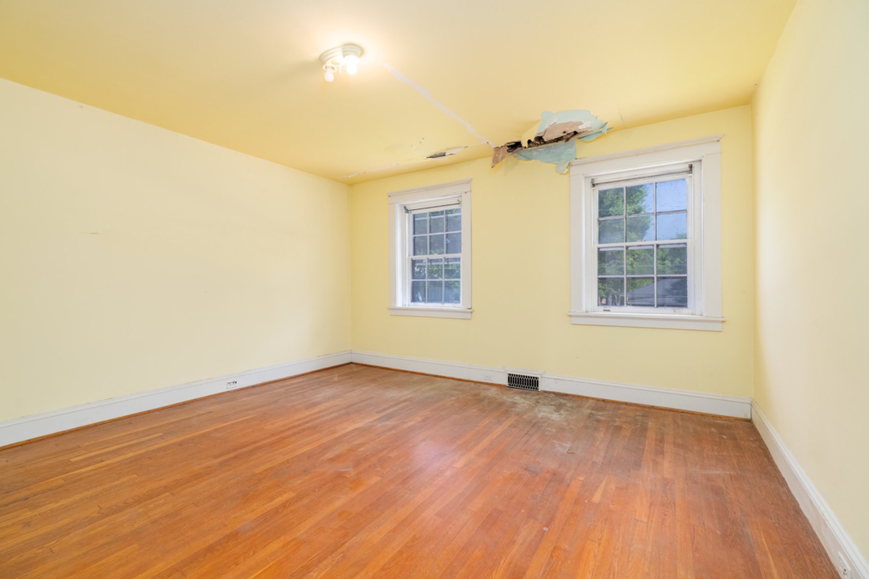 Image for Stately 6 BR/2 BA Solid Brick Home w/Large 4 Bay Garage on 1.69 +/- Acres in Mecklenburg County, VA--SELLING to the HIGHEST BIDDER via ONLINE ONLY BIDDING!!