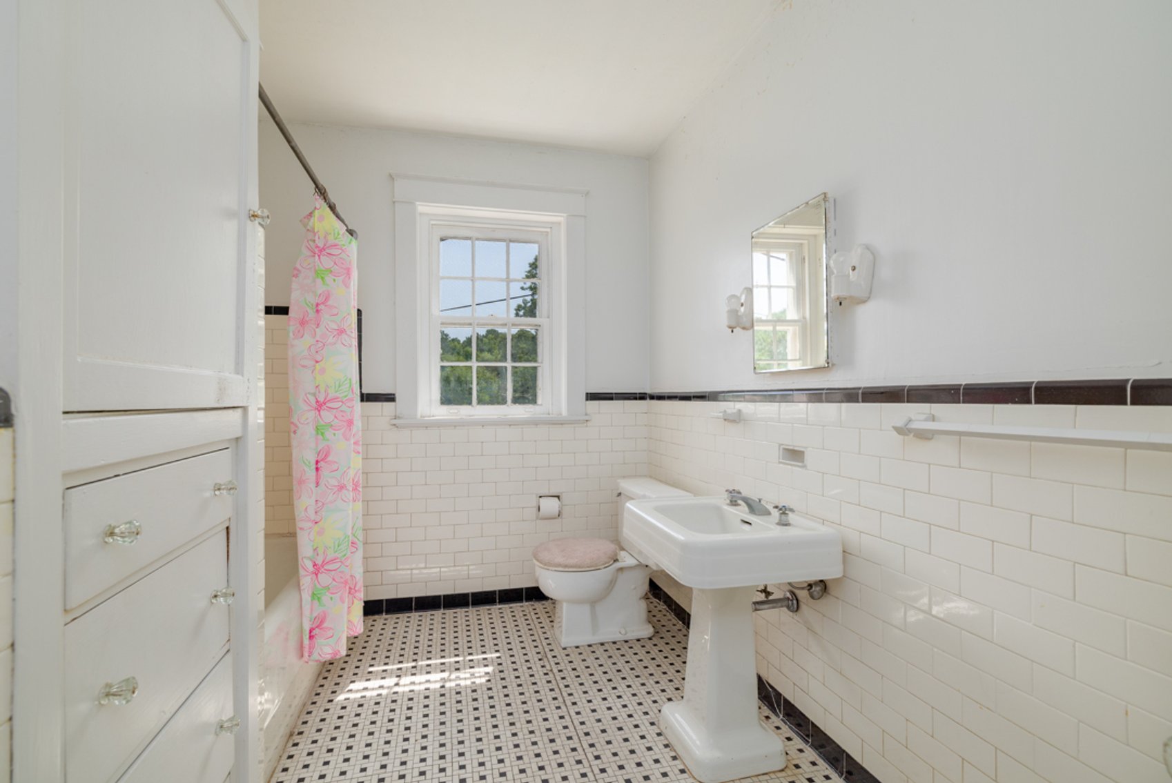 Image for Stately 6 BR/2 BA Solid Brick Home w/Large 4 Bay Garage on 1.69 +/- Acres in Mecklenburg County, VA--SELLING to the HIGHEST BIDDER via ONLINE ONLY BIDDING!!