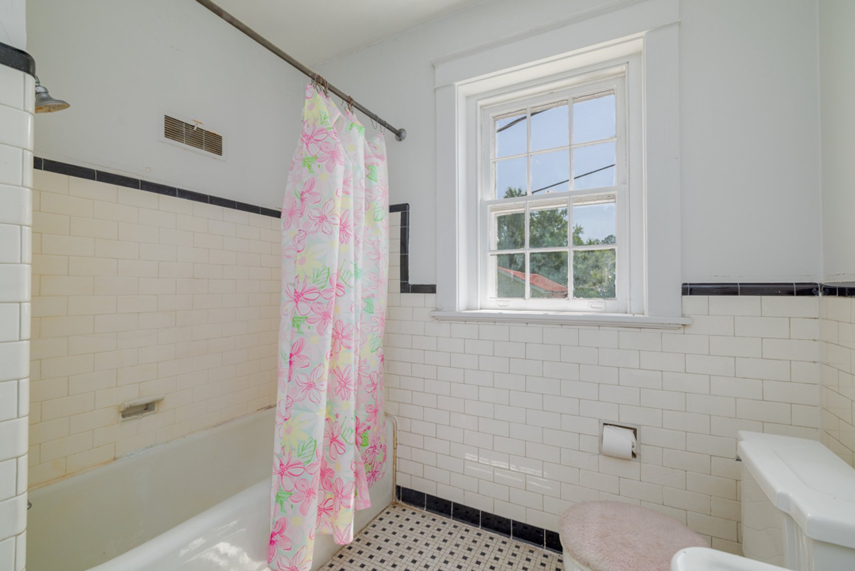 Image for Stately 6 BR/2 BA Solid Brick Home w/Large 4 Bay Garage on 1.69 +/- Acres in Mecklenburg County, VA--SELLING to the HIGHEST BIDDER via ONLINE ONLY BIDDING!!