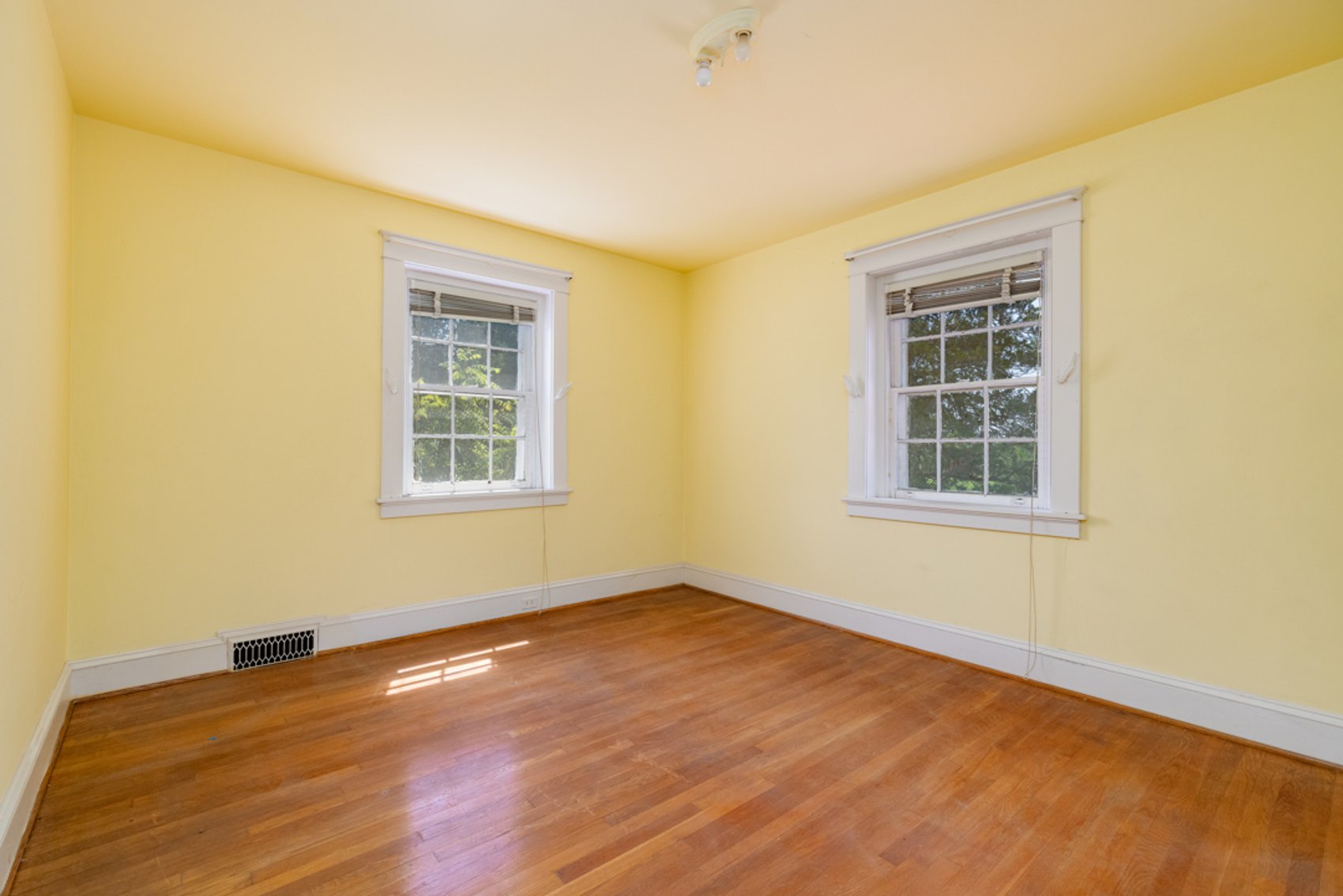 Image for Stately 6 BR/2 BA Solid Brick Home w/Large 4 Bay Garage on 1.69 +/- Acres in Mecklenburg County, VA--SELLING to the HIGHEST BIDDER via ONLINE ONLY BIDDING!!