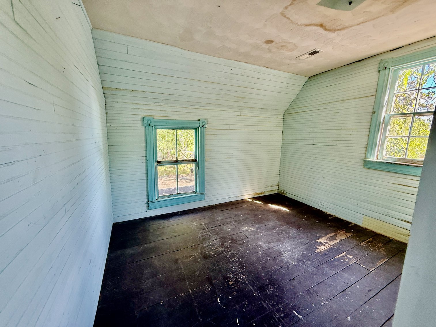 Image for 4 BR/2 BA Home Nestled Between Monroe Bay & The Potomac River in Downtown Colonial Beach, VA--SELLING to the HIGHEST BIDDER via ONLINE ONLY BIDDING!!