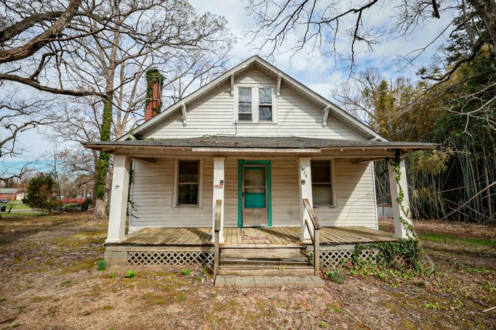 Image for 3 BR/1 BA Home w/6 Town Lots Totaling 1+ Acres in Downtown Victoria, VA--SELLING to the HIGHEST BIDDER via ONLINE ONLY BIDDING!!