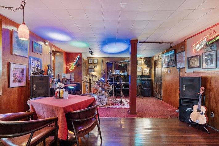 Image for Sold! Real Estate For Auction | Ravens Nest Tavern | 625 Old Bethlehem Road, Quakertown, PA  18951 |  September 23, 2025 at 12:00 PM