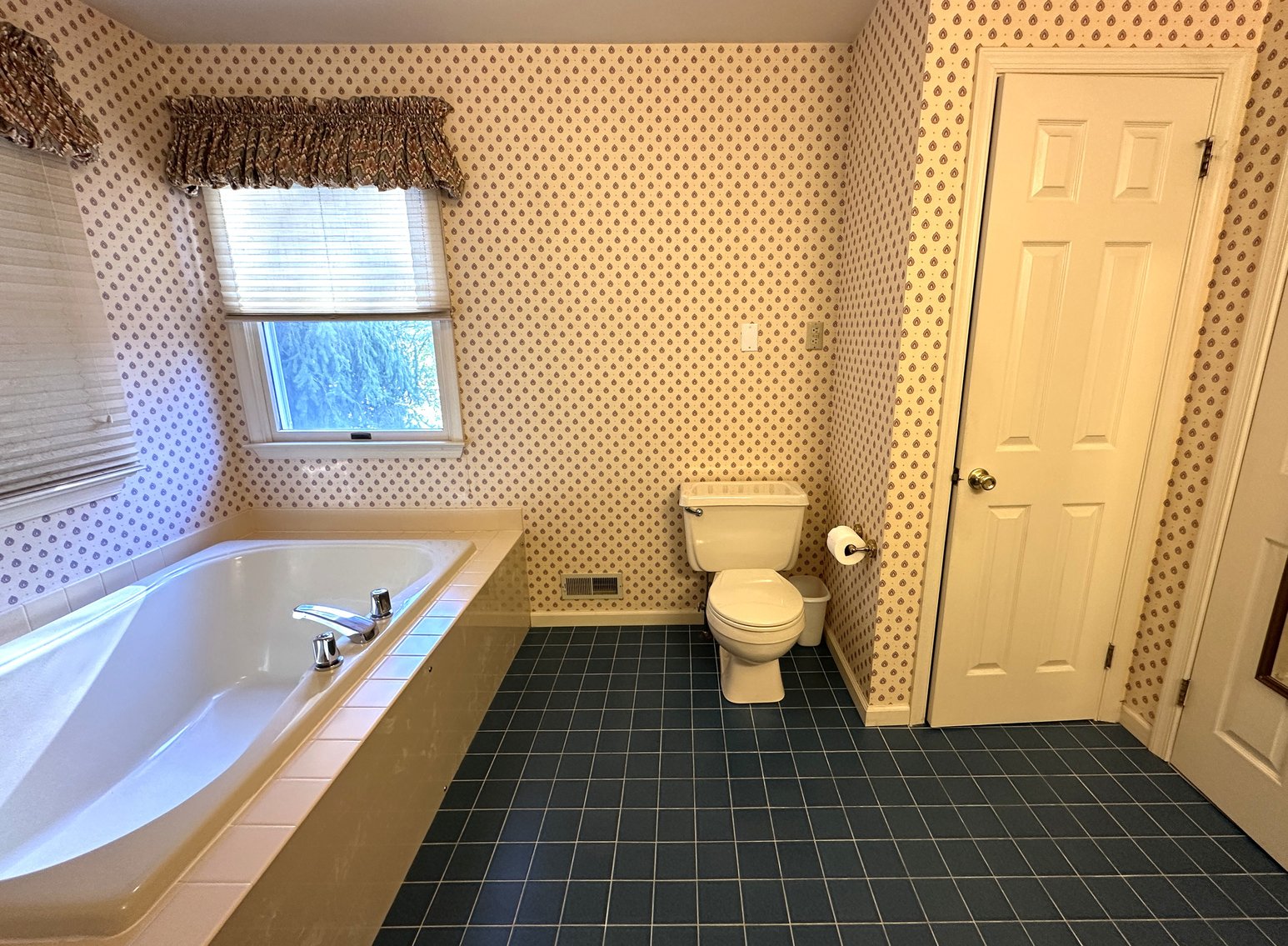 Image for Sold! Real Estate For Auction | 2801 Denbeigh Drive, Hatfield, PA 19440 | December 11, 2025 at 4:00 PM