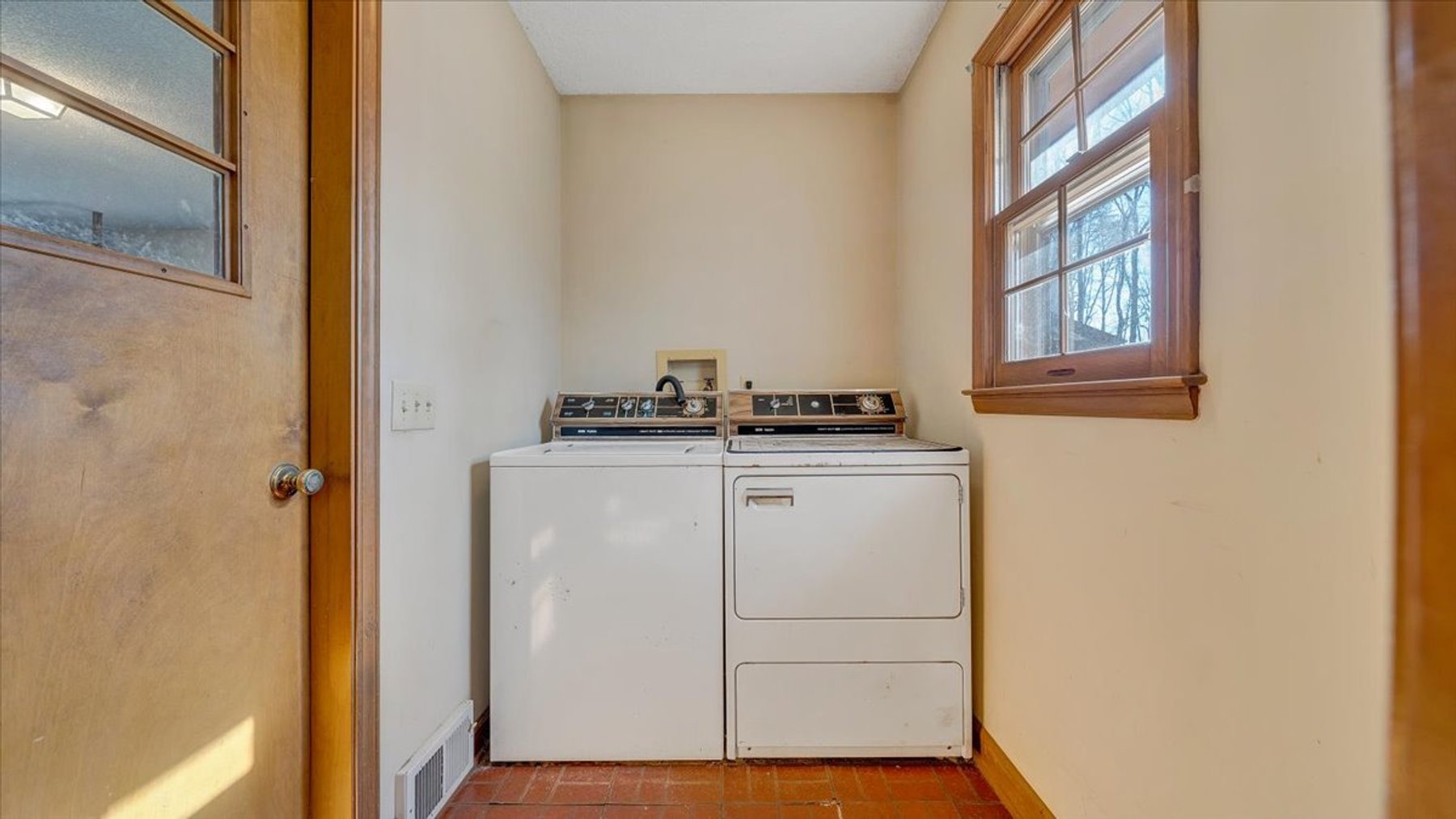 Image for 155 Oxford Circle Real Estate Auction