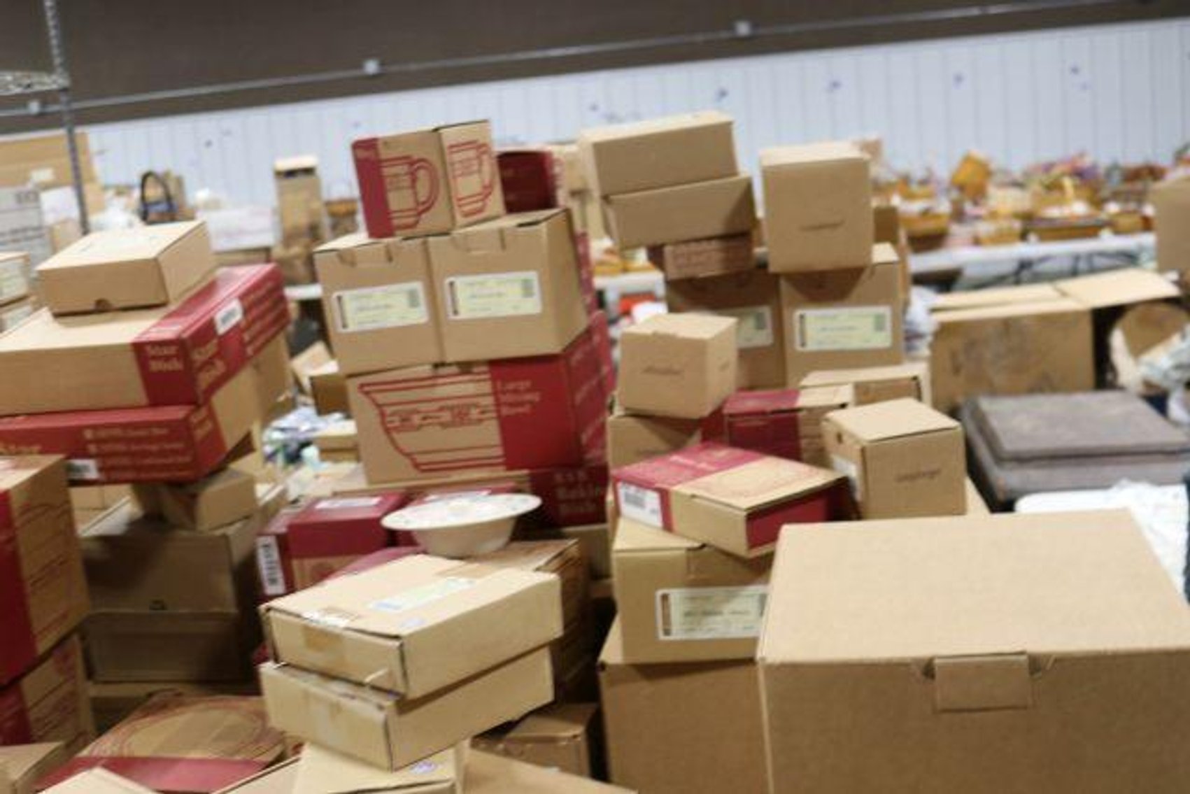 Image for LARGE LONGABERGER BASKET & POTTERY COLLECTION