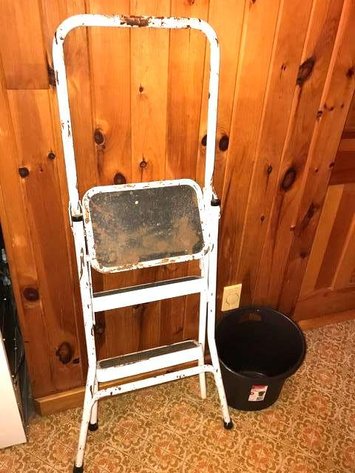 METAL STEP LADDER