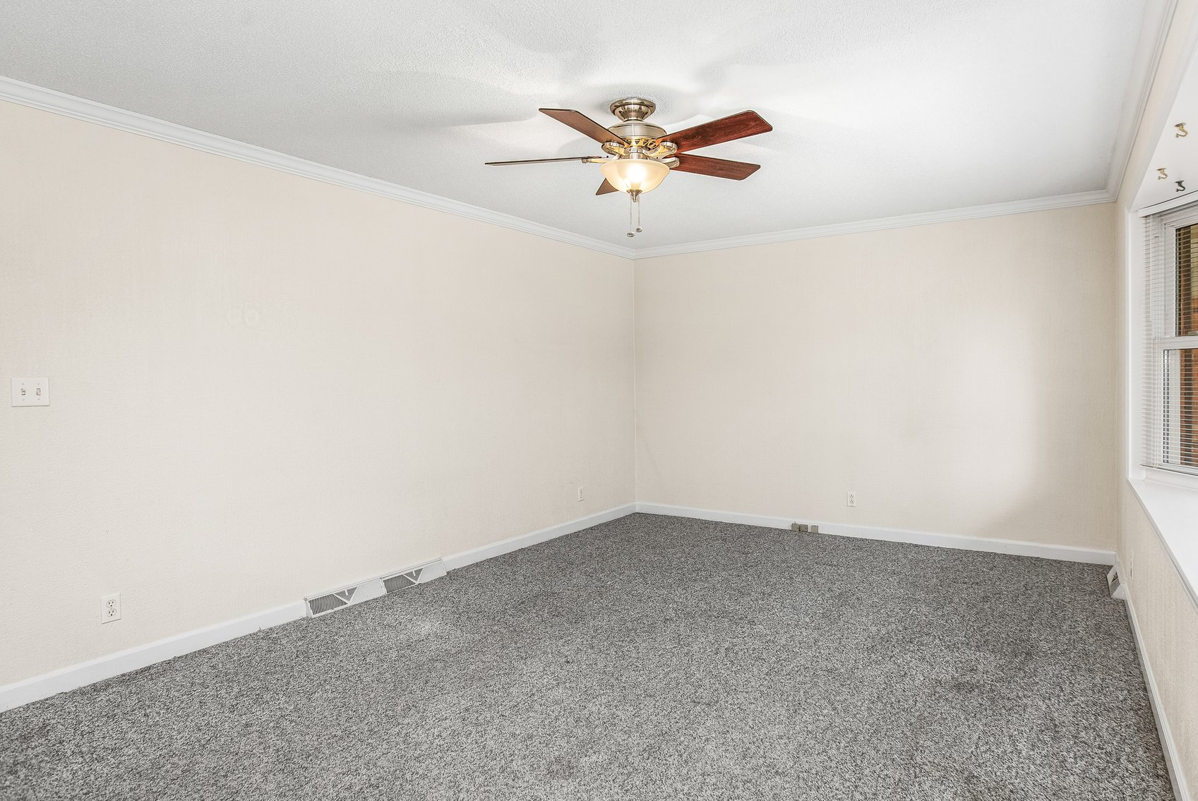 Advance Brick Rancher Auction