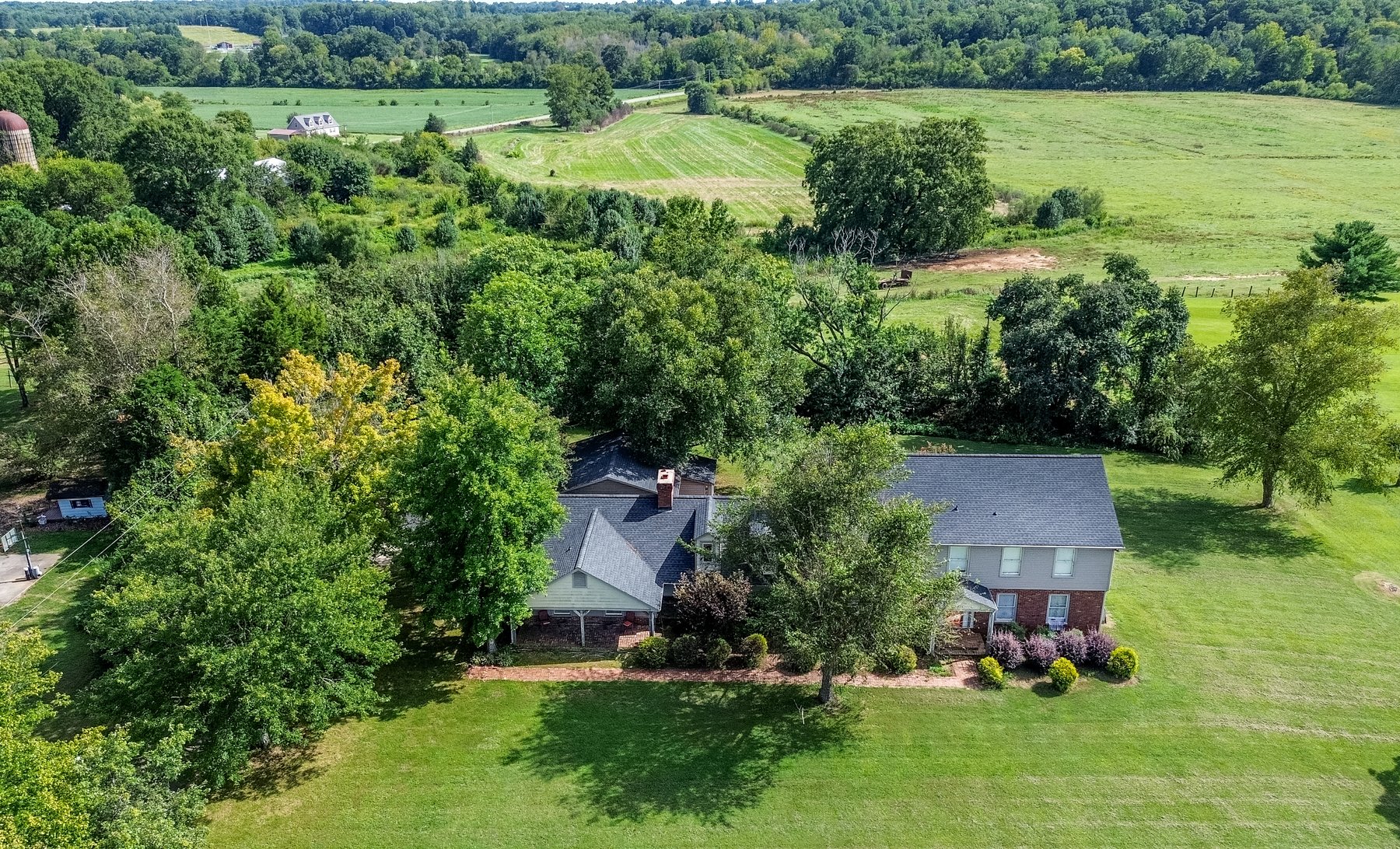 Large 5 Bedroom Home in Rural Setting