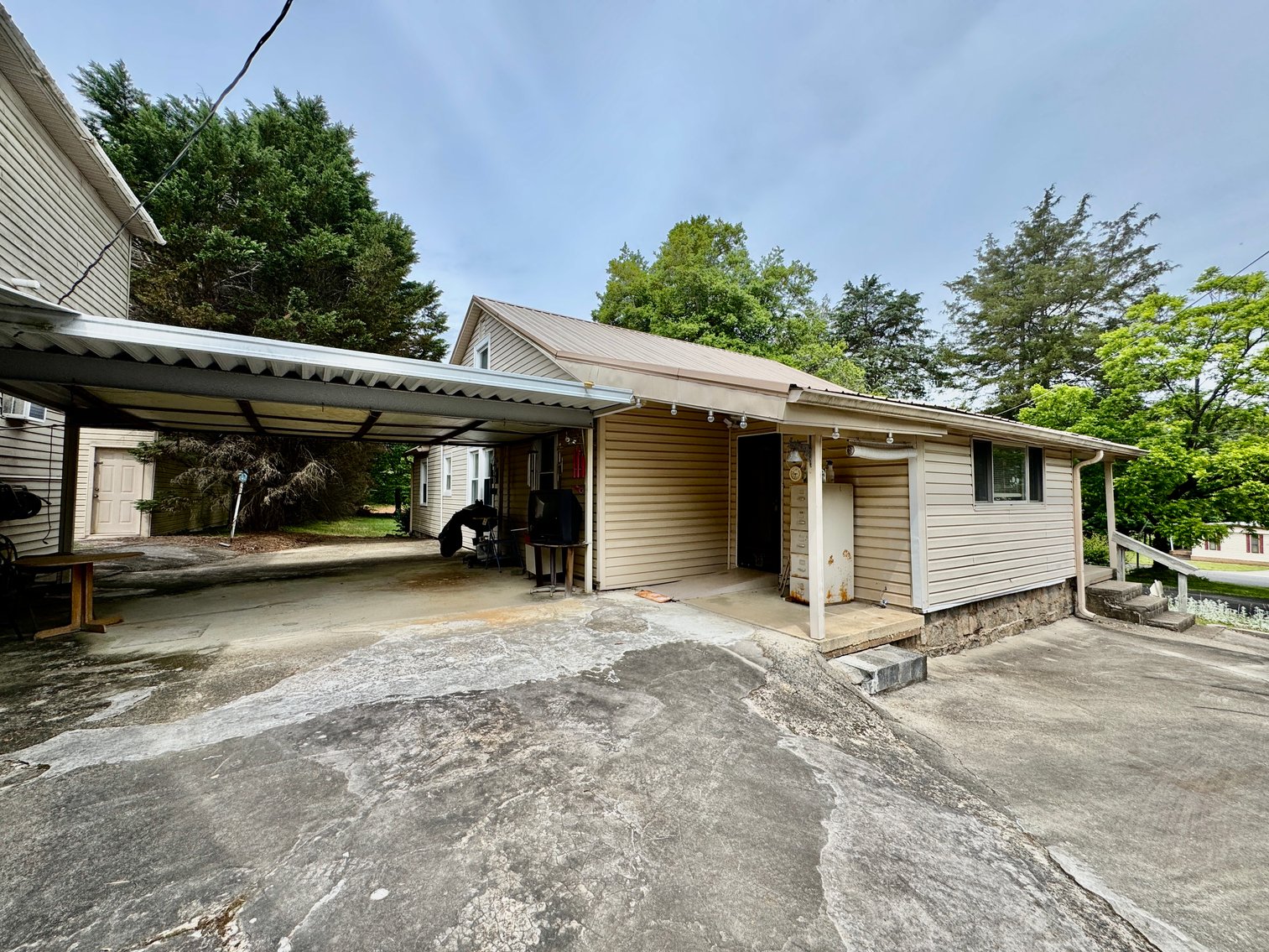 3 Homes + 5 Shops = 1 Special Auction with Endless Possibilities!