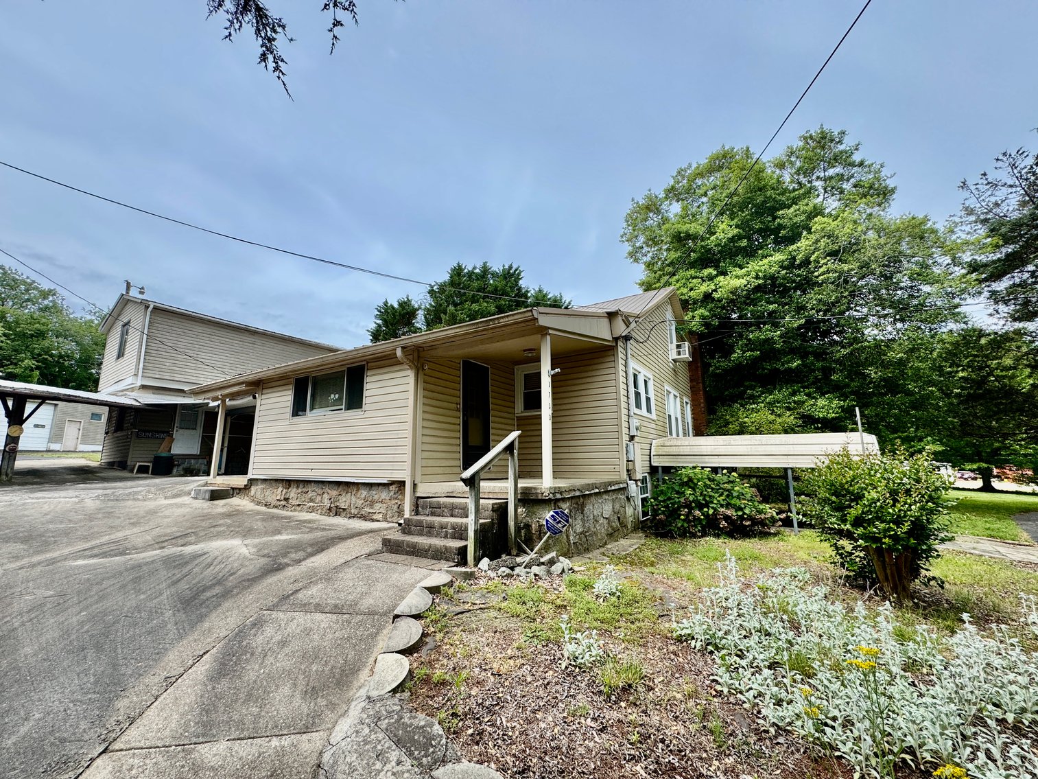 3 Homes + 5 Shops = 1 Special Auction with Endless Possibilities!