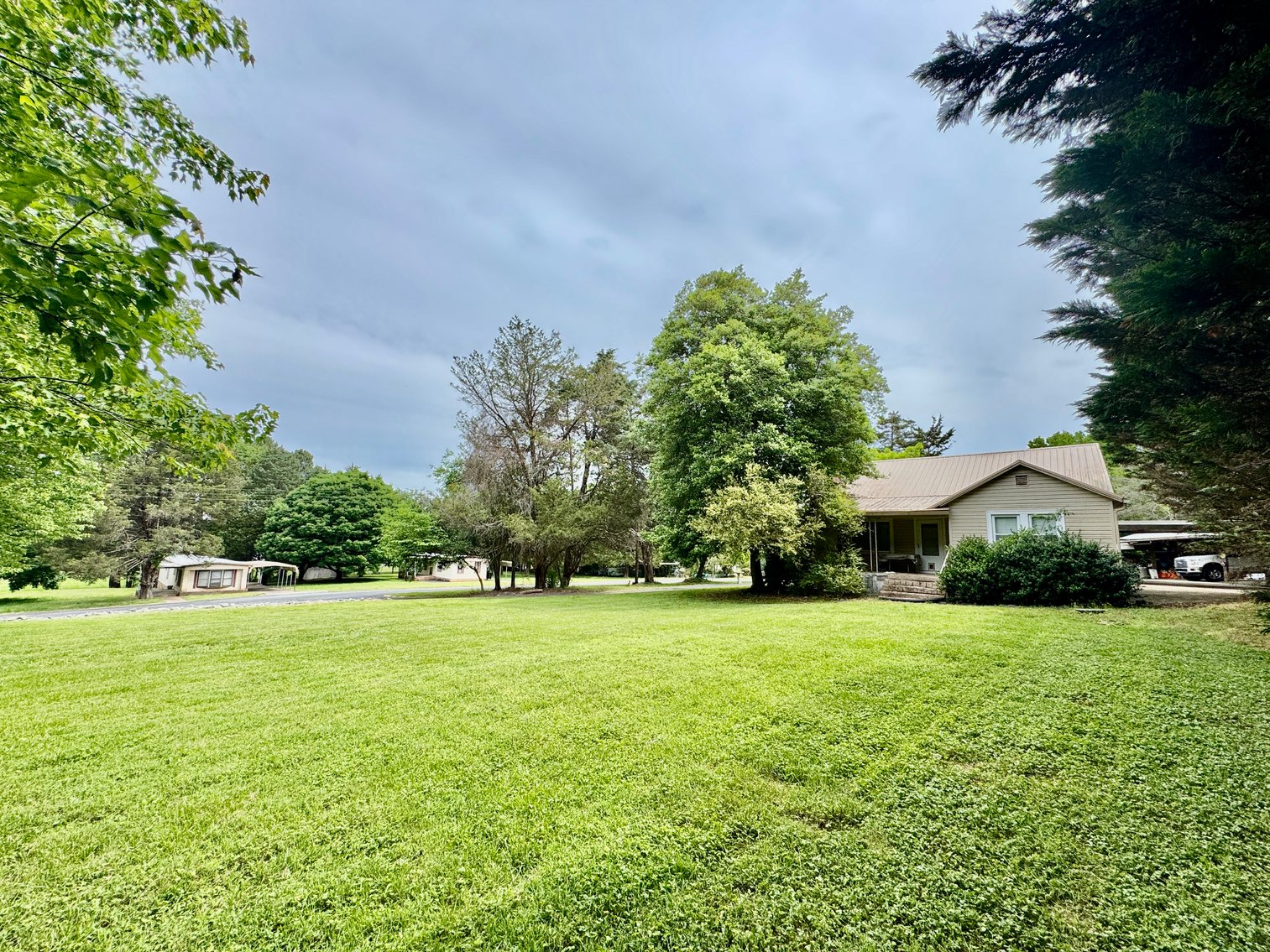 3 Homes + 5 Shops = 1 Special Auction with Endless Possibilities!