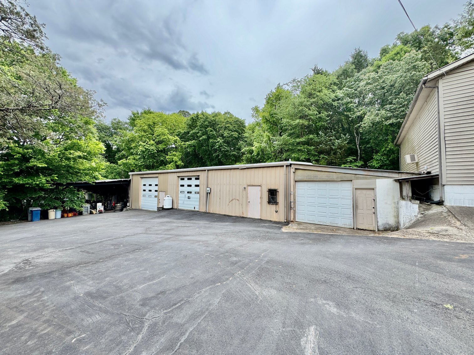 3 Homes + 5 Shops = 1 Special Auction with Endless Possibilities!