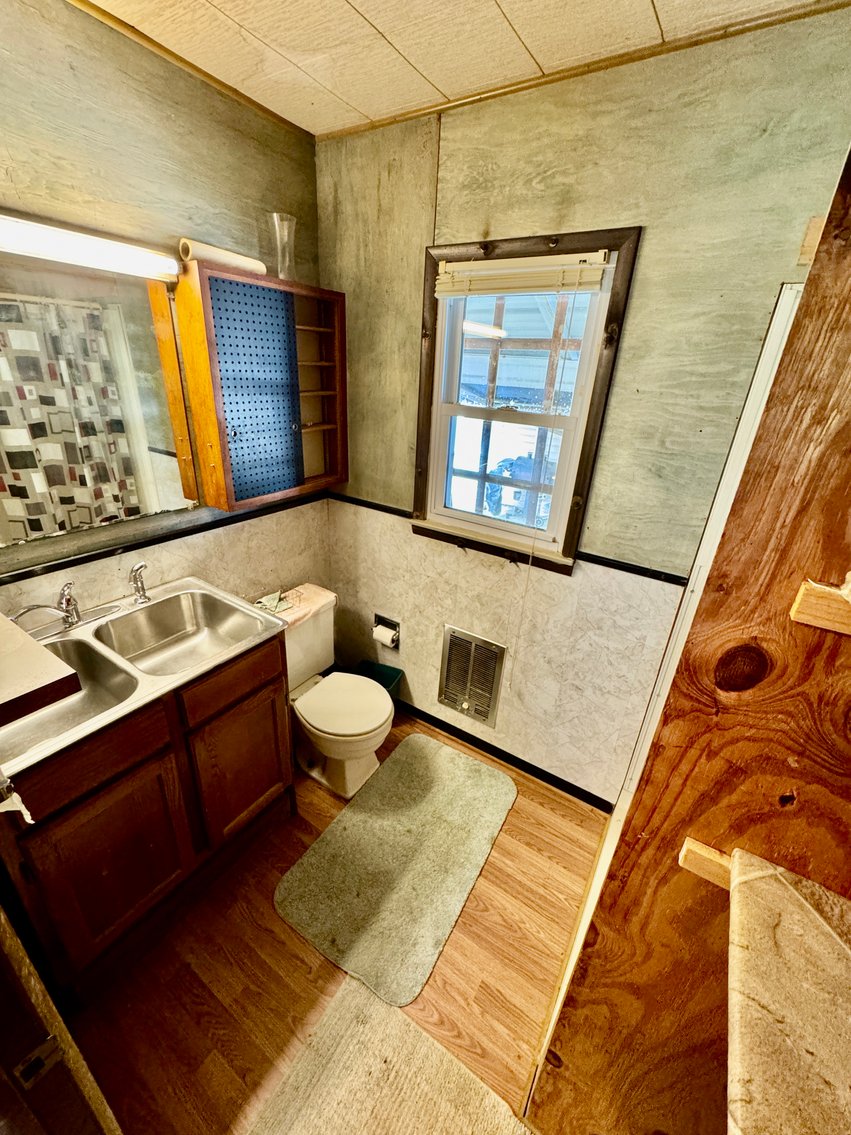 3 Homes + 5 Shops = 1 Special Auction with Endless Possibilities!